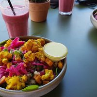 Very Berry Smoothie & Blumenkohl Curry Bowl at Moos Ibiza in Ibiza