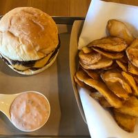Michigan burger with chips and burger sauce   at Great Lakes in Tokyo