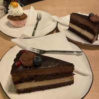 Banánovo-čokoládový dort a cupcake😄 at Palo Verde in Prague