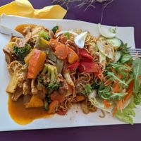 Thai Curry mit gebratenen Nudeln. at Hippo Bio Vegan in Hannover