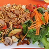 Asianudeln mit Gemüse und Salat. Auf Wunsch bekam ich Tofu und Seitan dazu. at Hippo Bio Vegan in Hannover