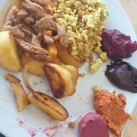 Geschnetzeltes, Kartoffeln, süße Aufstriche at Hippo Bio Vegan in Hannover