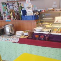 Buffet im Aufbau at Hippo Bio Vegan in Hannover