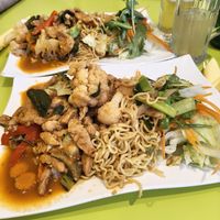 Curry Thay con vegetales, ensalada y fideos at Hippo Bio Vegan in Hannover