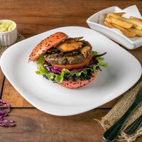 Red Neck 2.0 - hambúrguer de lentilha, alface verde e roxo, cogumelo shitake, cogumelo retângulo, maionese de abacate, tomate e cebola caramelizada. at Rustikal Gastro Bar in Resende