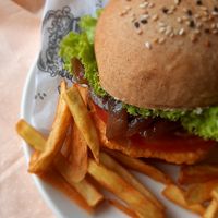 Hamburguer  de grão de bico, feijão preto, fradinho, Branco ou lentilha acompanhado de batata frita doce. at Mascavo in Salvador