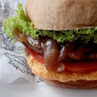 Hamburguer com molho cheddar vegano. at Mascavo in Salvador