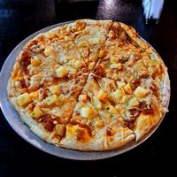 Piña y ajo. Con queso vegano at Minuteman Pizza in Uyuni