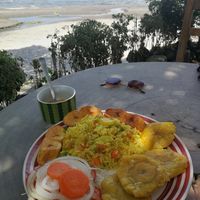 Reis mit Gemüse, Tostones, Salat und gebratene Banane, manchmal auch mit Soja erhältlich! at Comedor Julias in Ometepe