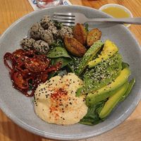 Opción para armar tu ensalada (yo elegí espinaca, aguacate, tomates deshidratados, hummus, falafel y queso de marañón), 6/10, la porción es muy pequeña y cuesta 40.000 COP at Olivia in Medellin