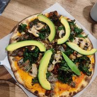 Pizza marañón y vegetales, 4/10. No me gustó para nada, la combinación de texturas y sabores es rara. La otra opciones (trufa y hongos) sí es deliciosa. at Olivia in Medellin