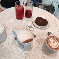 Un Almond, un praliné et une pink limonade at Buddy Buddy in Brussels