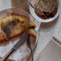 feuilleté au curry avec un cookie at Buddy Buddy in Brussels