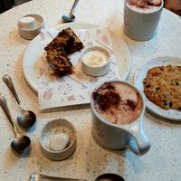 Chocolats chauds praliné, snickers, cookie ❤ at Buddy Buddy in Brussels