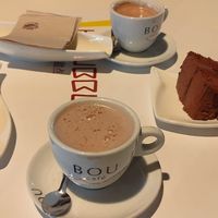 Tarta de zanahoria, de chocolate y dos cacaos con bebida vegetal at Hi! Bubble tea Patisserie in Gran Canaria