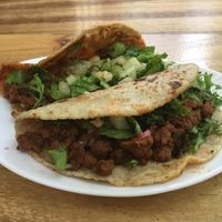 Tacos de pastor de soya, con tortilla de Maíz nixtamalizado con su piñitacebolla y colantro, acompañados con salsa hecha a mano y libre de conservadores at La Barra Cocina y Comunidad in Guadalajara