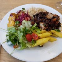 Massa, feijão preto com tofu e cenoura, arroz integral, batata assada com couve roxa e rabanetes, alface e tomate #Veganuary at DaTerra - Parque das Nações in Lisbon