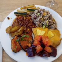 Pepino e rábano, batata assada, chili, quinoa, seitan com ananás, beterraba e laranja, beringela napolitana #Veganuary at DaTerra - Parque das Nações in Lisbon