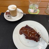 Pastel de chocolate con café cortado   at L'Encant Vegetaria in Barcelona