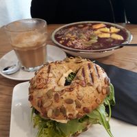 Vegan bagel and smoothie bowl at Kaffeewerft in Bielefeld