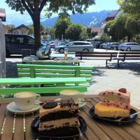 Delicious cakes with view of the Wetterstein mountains / Leckere Torten mit Aussicht :-)) at Fräulein Grün in Garmisch Partenkirchen
