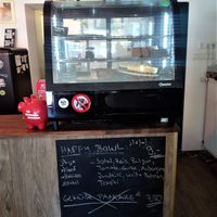 Kuchentheke und Tageskarte / Cake counter and menu at Fräulein Grün in Garmisch Partenkirchen