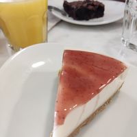 Vegan cheesecake + vegan oreo brownie at Petits Délices in Mataro