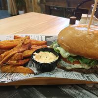 Hamburguesa Mamma mia con hamburguesa de setas y verduras con guarnición de boniato at Tundra Fusion Burger in Malaga