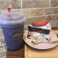 Cake and blueberry smoothie  at Shochiku-en in Tokyo