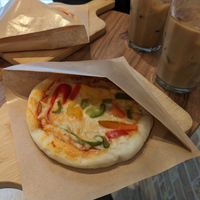 Vegan cheese and bacon pizza at Shochiku-en in Tokyo