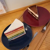 Ordered a rainbow cake and a tiramisu cake. I don't recommend the tiramisu cake at Shochiku-en in Tokyo