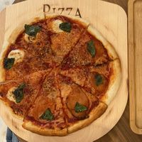 Pizza vegan sans gluten, une moitié margherita, l’autre moitié au bacon végétal. at Shochiku-en in Tokyo