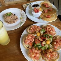 Gallo pinto y zumo de piña natural at De Gustibus Bakery in Puerto Viejo De Talamanca