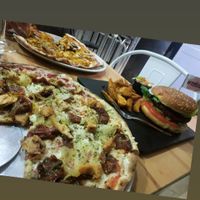 Pizza, Hamburguesas.... Riquísimo todo! at Pipol Bar in Alhaurin De La Torre