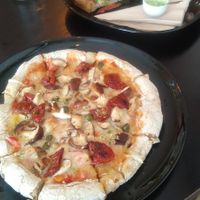 Pizza incrível e sandes maravilhoso. Ótimo local . at Odete Bakery in Porto