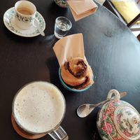 Cookie, rolo de canela, meia de leite e um café at Odete Bakery in Porto