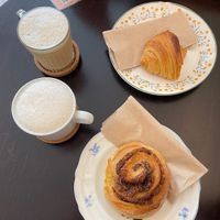 Cinnamon roll, croissant, cappuccino and iced latte (both with oats milk)  at Odete Bakery in Porto