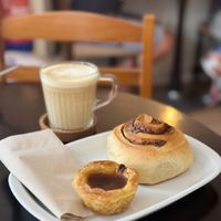 Pastel de nata y cinnamon roll  at Odete Bakery in Porto