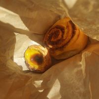 Pastel de nata and cinnamon roll at Odete Bakery in Porto