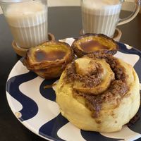  Cinnamon roll y pastel do nata   at Odete Bakery in Porto