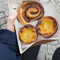Cinnamon bun and pastel de natas #Veganuary at Odete Bakery in Porto