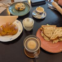 Quiche, Sandwich und Brioche-Croissant at Odete Bakery in Porto