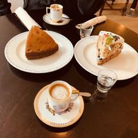 Machiatto e bolos veganos at Odete Bakery in Porto