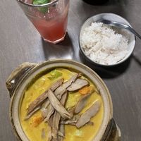 Com cà ri vit chay: Vietnamesisches Curry mit Kokosmilch, veganer Ente aus Seitan, Zitronengras, Süsskartoffeln, Kartoffeln und Gemüse mit Jasminreis + Homemade Limonade   at Maison de BaN in Frankfurt