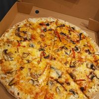 Vegan Margherita Pizza with Mushrooms and Peppers #Veganuary at NKD Pizza in Abu Dhabi