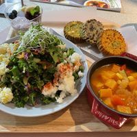 Amazing Lunch Set with a nice kale and other vegetables salad, 3 kinds of savory muffins, 8 kind vegetables soup and also a small cup of Chia Seed Pudding😍All very good!!! at An39 in Osaka