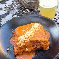 Lasagna parmesana e uma limonada com menta e gengibre at Le' Kaat in Valladolid