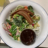 Nouilles, spaghettis de courgettes (radis, pistache, pomme, bacon vg, petits pois, salade, sauce barbecue), très bonnes  at Maison Nosh in Aix-en-provence