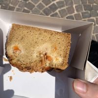 Cake abricot-amandes (pas incroyable)  at Maison Nosh in Aix-en-provence