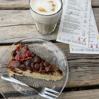 Vegan banana chocolate chip cake and oat milk latte  at De Gillende Keukenmeiden in Zwolle